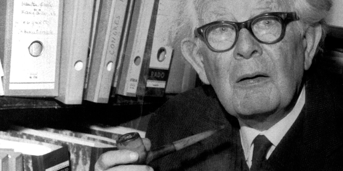 jp-1200×600-1 An old man with glasses smoking a cigarette