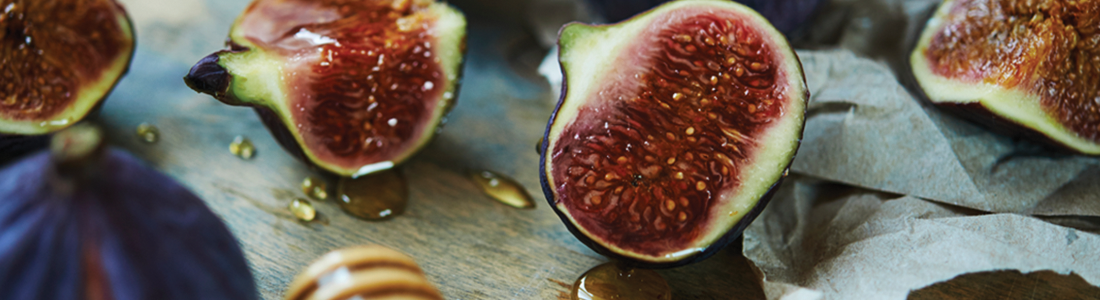 fig_0 Figs cut in half on a cutting board